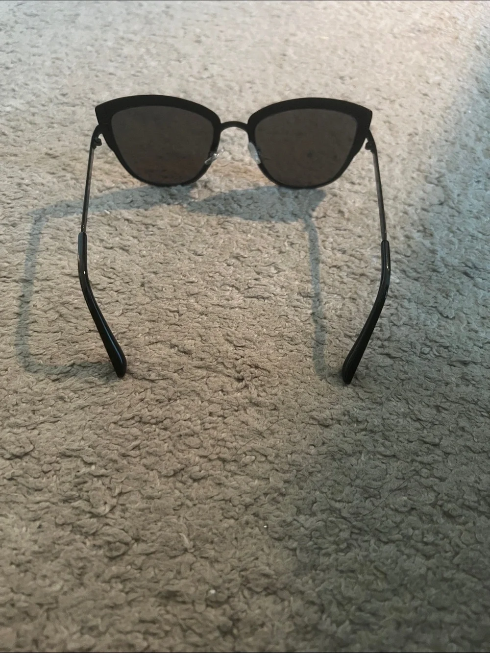 Women's Black Cat-Eye Sunglasses - Sleek Fashion Shades